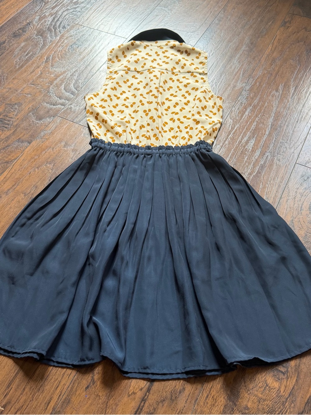 Women Sleeveless Yellow Printed Top with Navy Pleated Skirt Dress - Picture 6 of 9